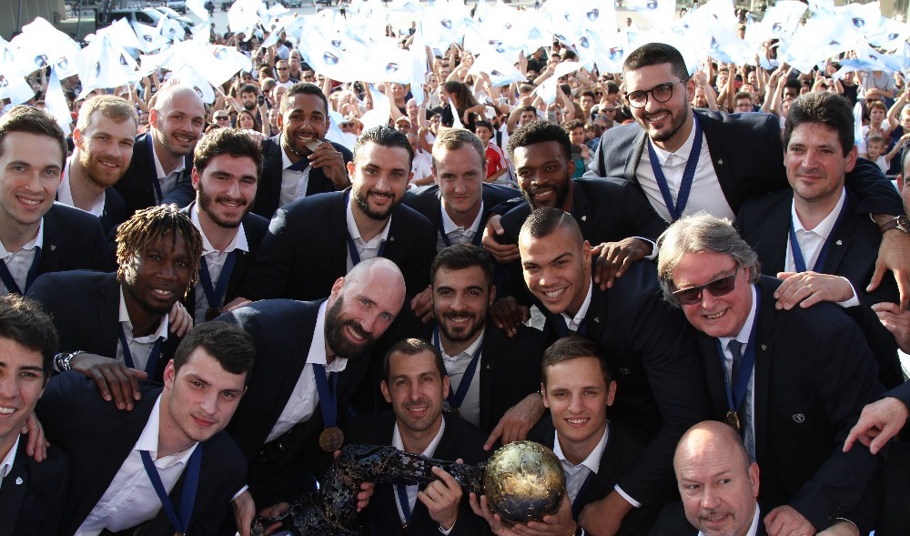 Les champions célébrés sur le parvis de la mairie