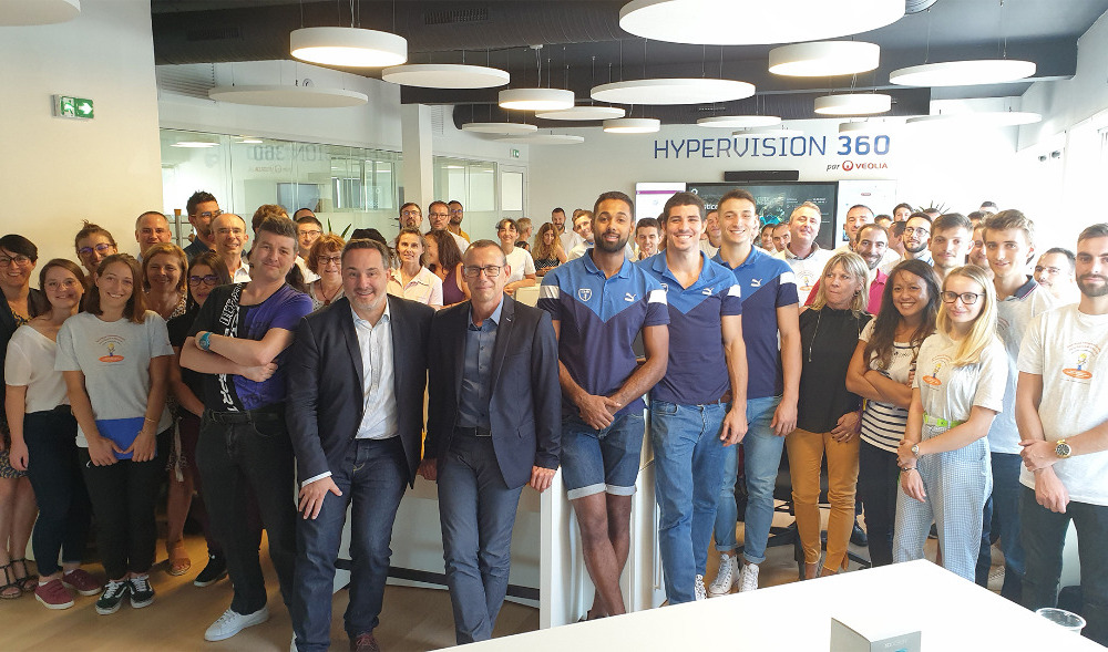 Les joueurs du MHB en visite au siège de VEOLIA