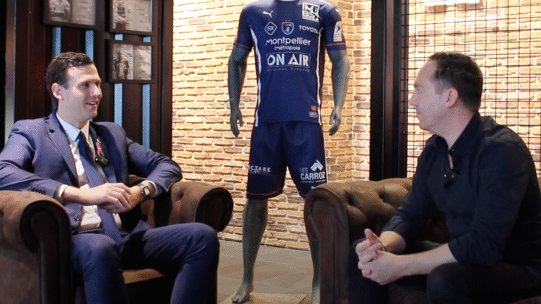 Deux hommes discutent près d'un maillot de foot.