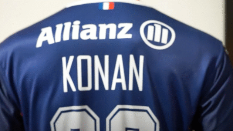 Maillot de football avec le nom Konan.