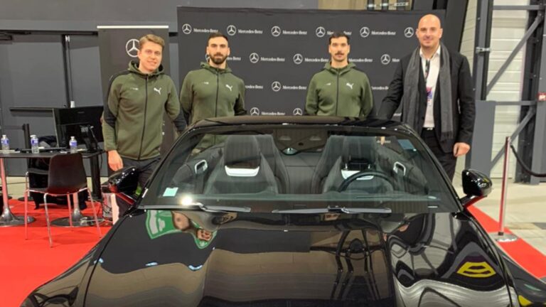 Exposition Mercedes-Benz avec une voiture décapotable noire.