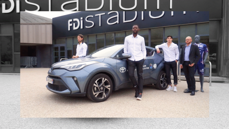 Groupe d'hommes devant une voiture à FDI Stadium