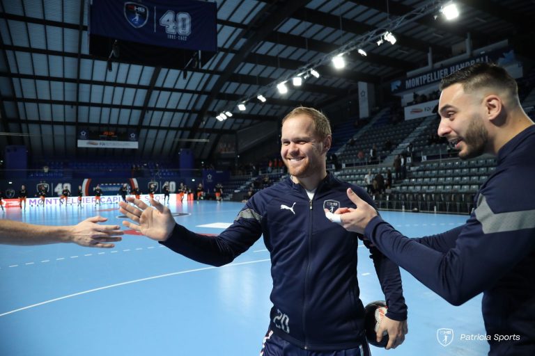 Joueurs de handball souriants sur le terrain.