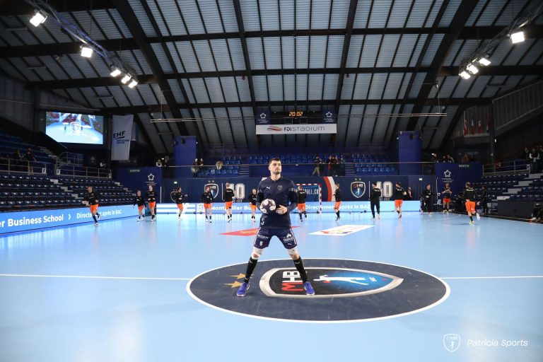 Échauffement d'une équipe de handball sur le terrain.