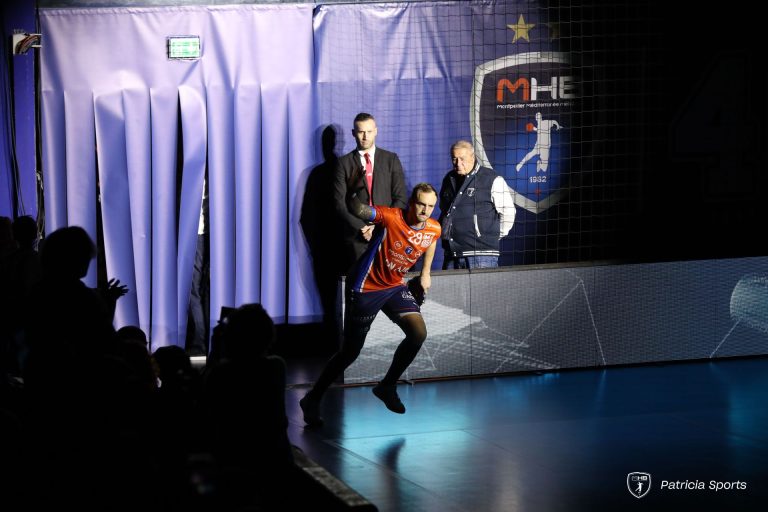 Joueur de handball entrant sur le terrain