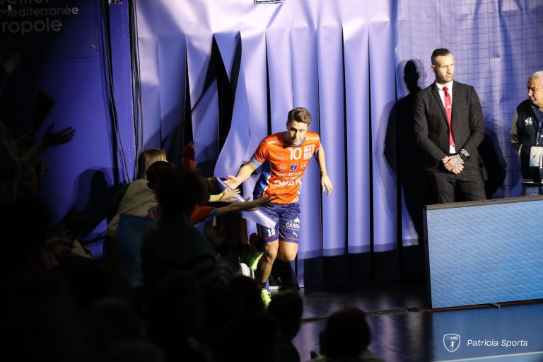 Joueur de handball saluant les fans avant le match.