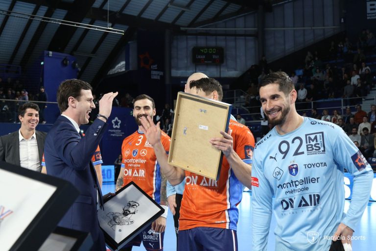 Joueurs de handball célébrant une victoire sur le terrain.