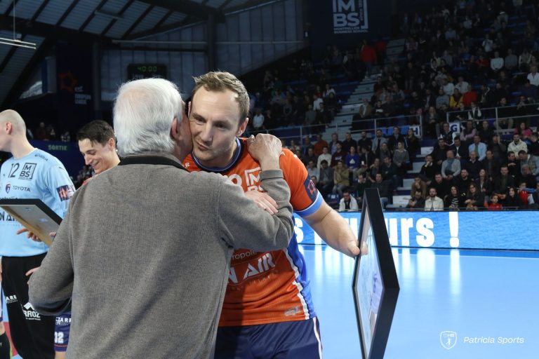 Deux hommes se congratulent lors d'un événement sportif.