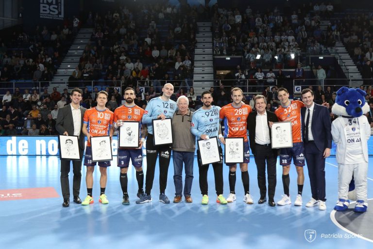 Joueurs de handball récompensés lors d'une cérémonie.