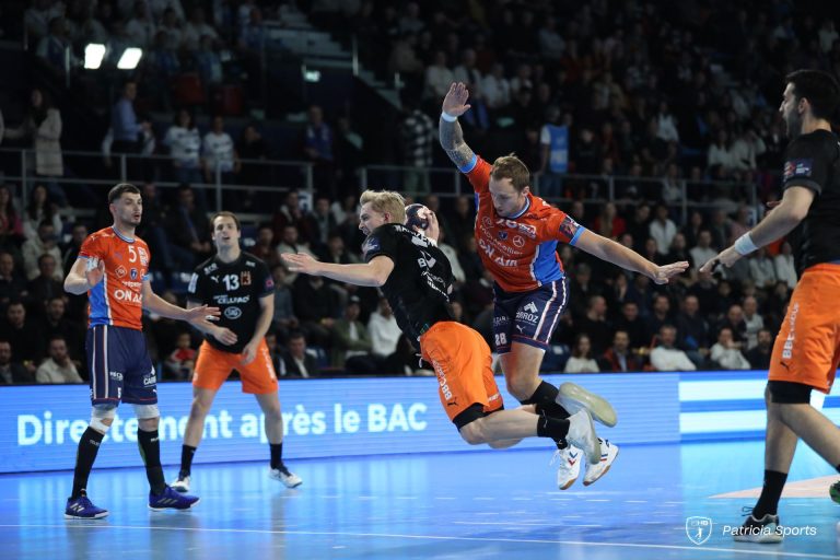 Match de handball intense entre deux équipes.