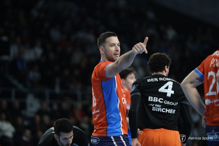 Joueur de handball en action sur le terrain.