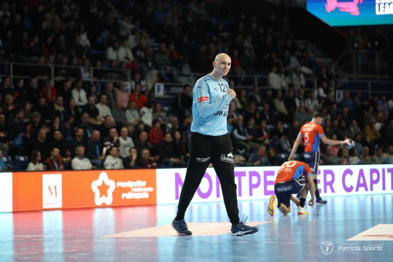 Match de handball, joueur en action.