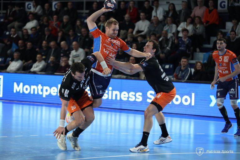 Joueur de handball en action sur le terrain.