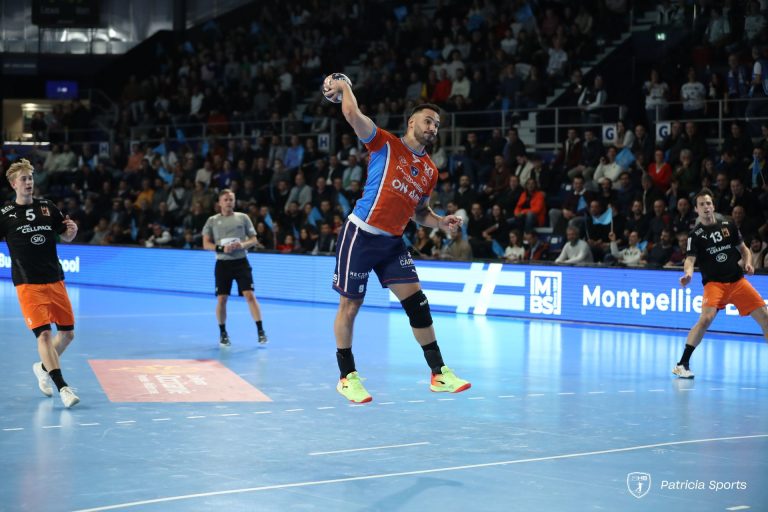 Joueur de handball en action lors d'un match.