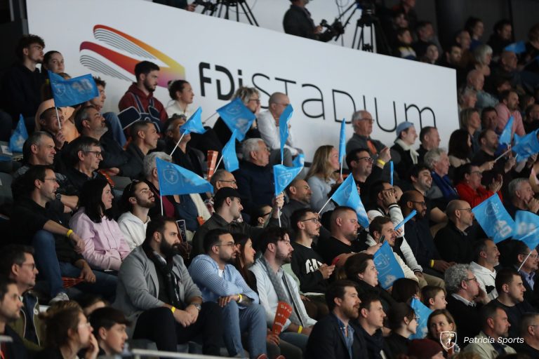 Spectateurs enthousiastes dans un stade sportif français.