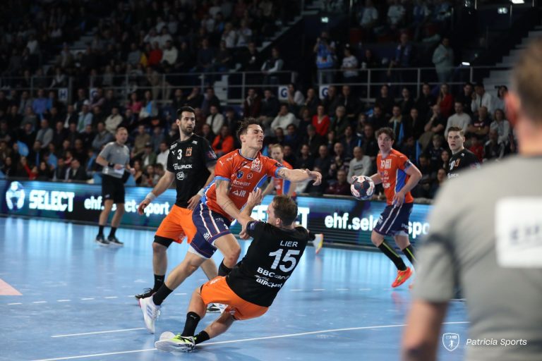 Match intense de handball en salle