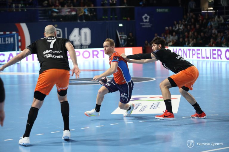 Match de handball en action sur le terrain.