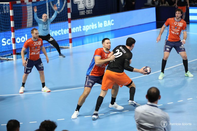 Match de handball, défense et attaque en cours.