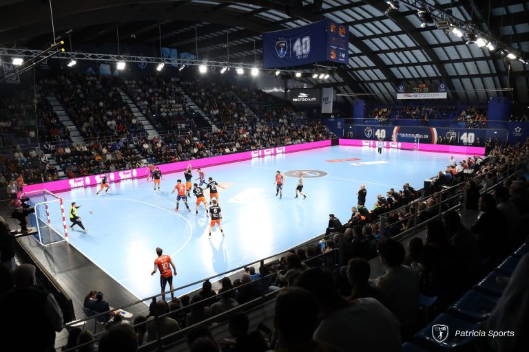 Match de handball en salle bondée.
