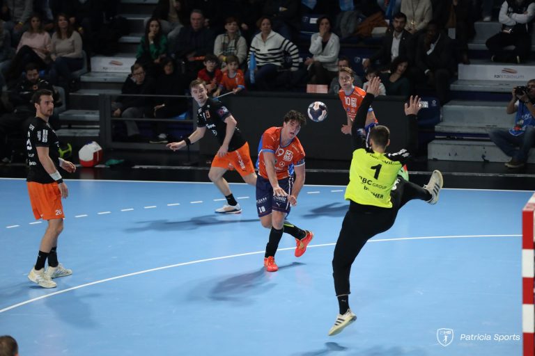 Match de handball avec un gardien en action.