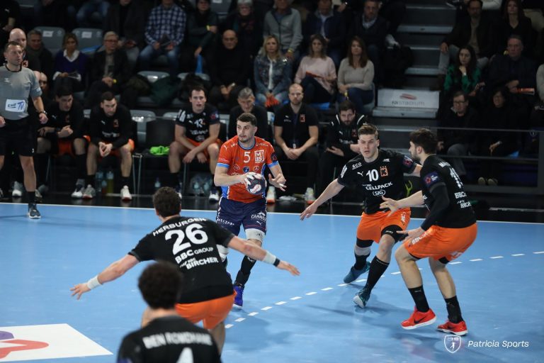 Match de handball en salle.