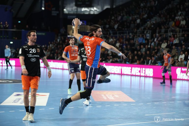 Joueur de handball sautant pour lancer le ballon.