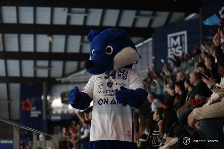 Mascotte bleue lors d'un événement sportif.