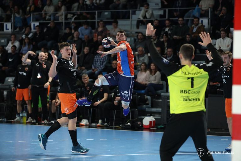 Match de handball en action intense.