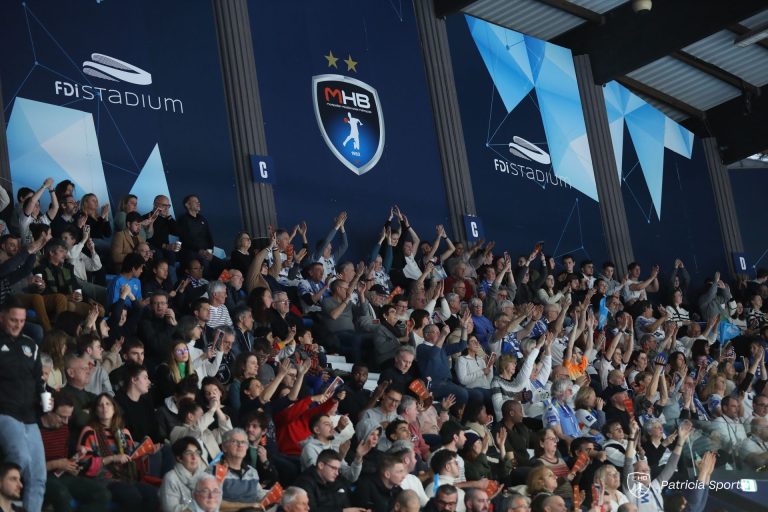 Supporters enthousiastes dans les tribunes du FDI Stadium.