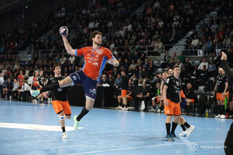 Joueur de handball en action sur le terrain.