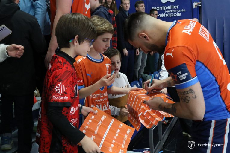 Joueur de handball signe autographes pour enfants.