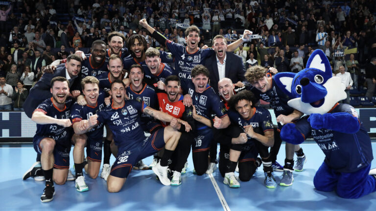 Équipe de handball célébrant une victoire en salle.