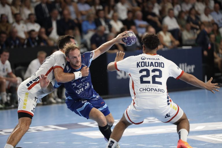 Match de handball en pleine action