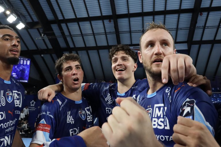 Joueurs de handball célébrant, Montpellier MHB maillots.