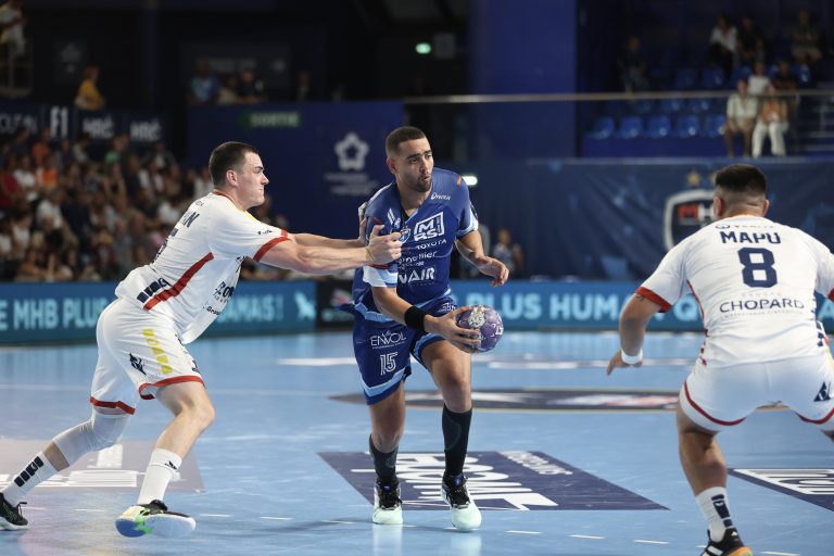 Match de handball, joueurs en action.