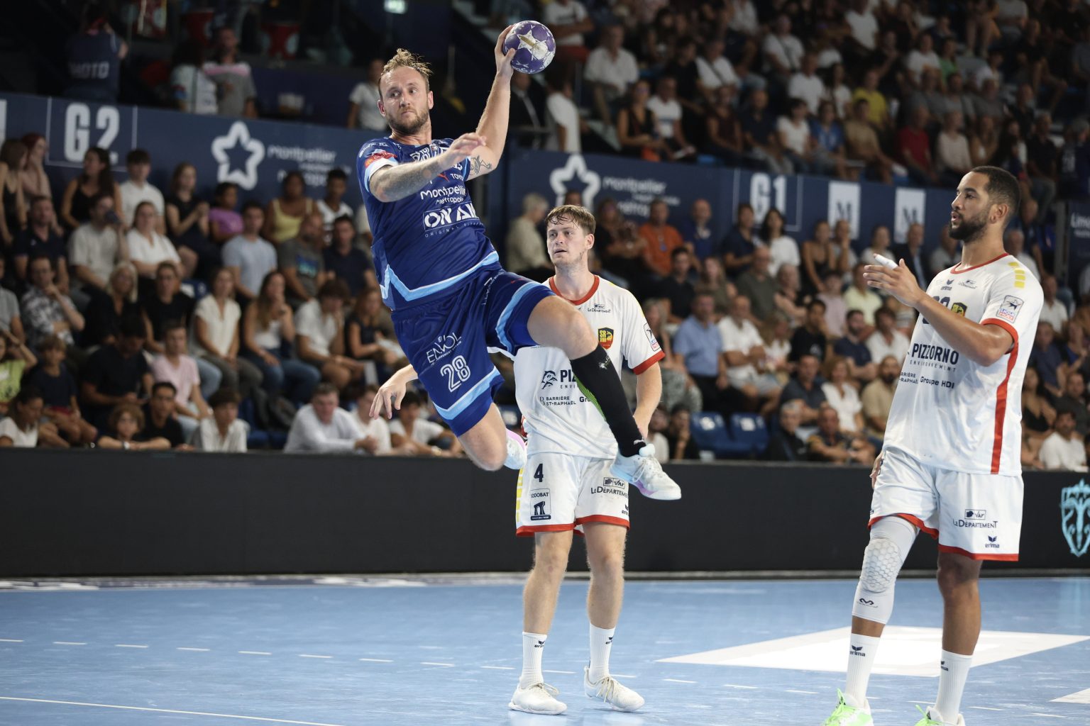 Match de handball avec des joueurs en action.