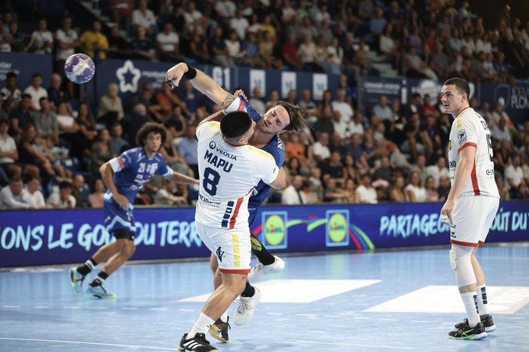 Match de handball en pleine action sur le terrain.