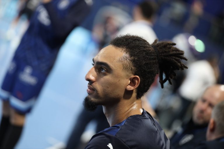 Joueur de handball concentré sur le match.