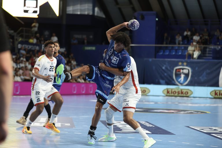 Match de handball intense en action.
