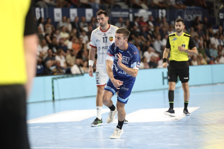 Joueur de handball en action sur le terrain.