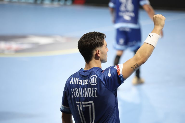 Joueur de handball levant le poing en victoire.