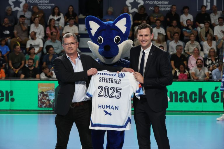 Mascotte avec deux hommes et maillot de sport.