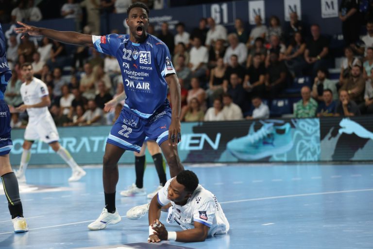 Joueurs de handball en action sur le terrain.