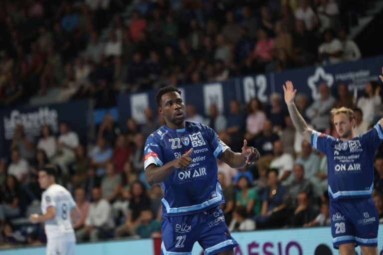 Match de handball, joueurs en action.