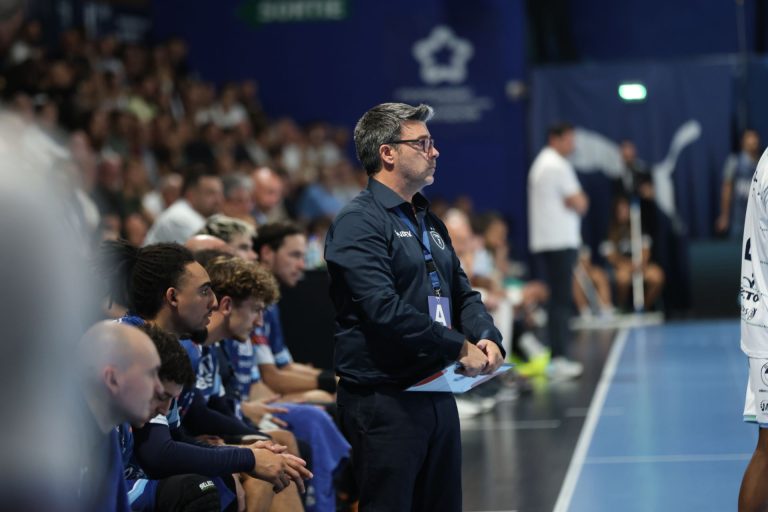 Entraîneur et joueurs de handball en action