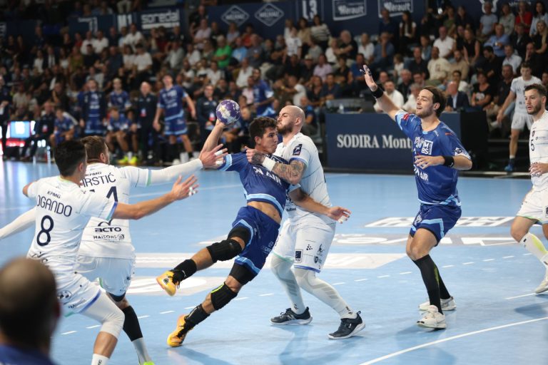 Match de handball intense en cours d'action.