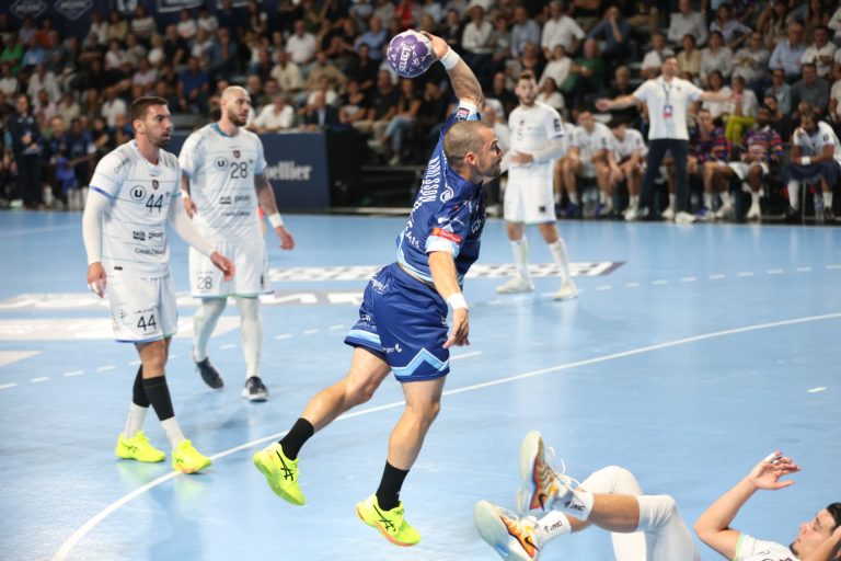 Joueur de handball lançant le ballon vers le but.