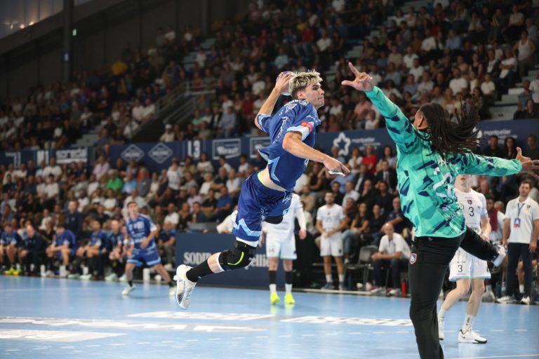 Match de handball en salle dynamique.
