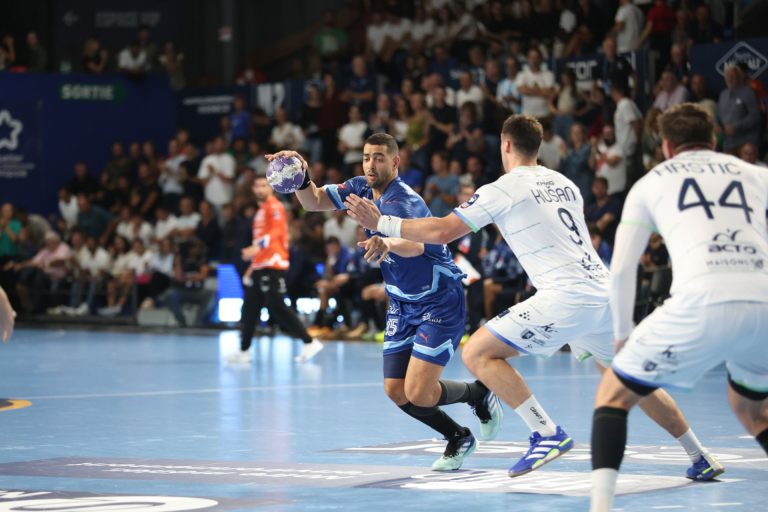 Match de handball intense avec joueurs en action.