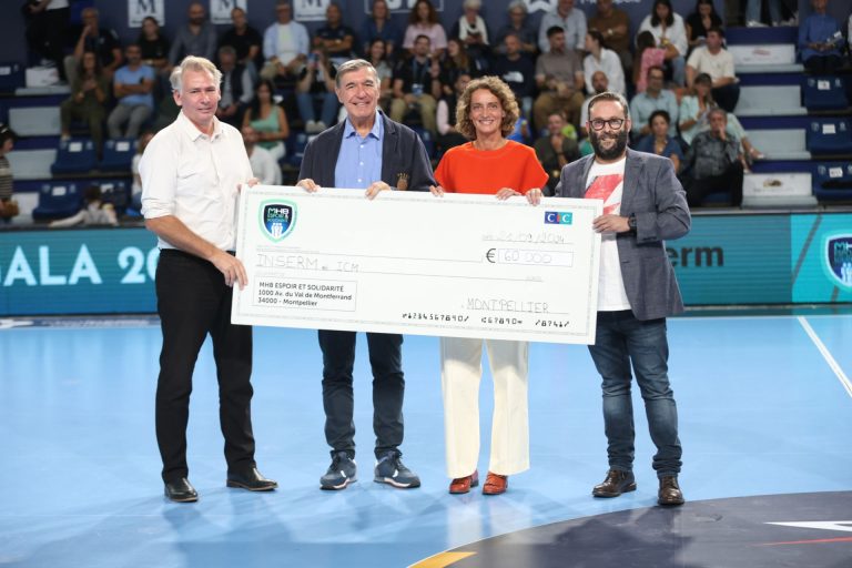 Remise de chèque pour action solidaire à Montpellier.